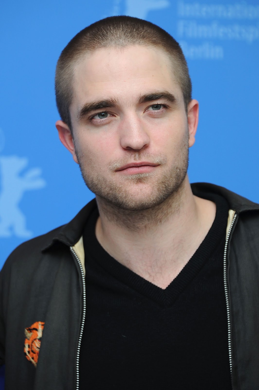 http://3.bp.blogspot.com/-LL4cSOyrP0s/T0KA1_G3DeI/AAAAAAAAKOA/zI2Nx9ypiIE/s1600/Robert+Berlinale+photocall+16.02+(35).jpg