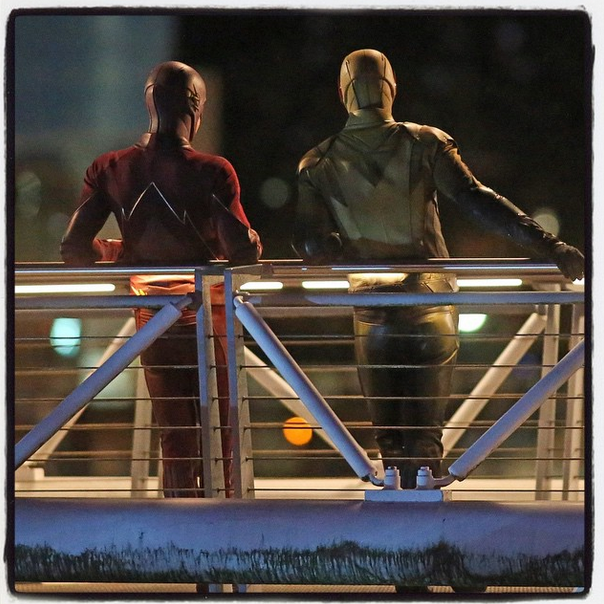 Барри и Уэлс по дружески болтают