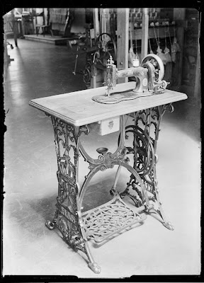 Alte Pfaff-Nähmaschine in einem Museum - Bild von einer alten Glasplatte - vermutlich nach 1950