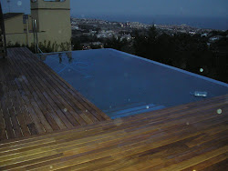 Terraza con pileta en montaña junto al mar