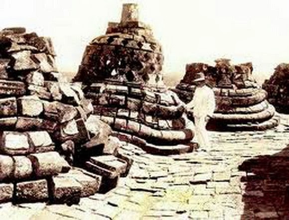 FOTO KONDISI CANDI BOROBUDUR SAAT PERTAMA KALI DITEMUKAN | aneka10