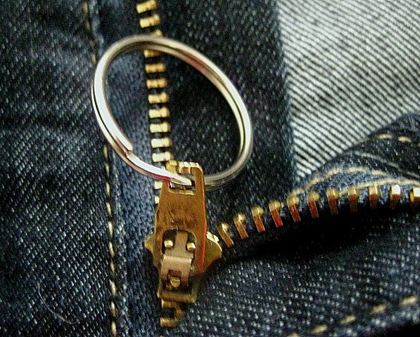 Have a zipper that's always falling down? Use a small key ring to keep it  up. : r/lifehacks