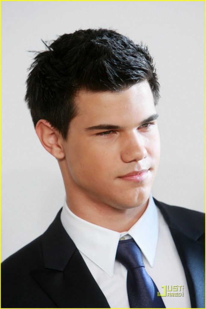 His celebrity makes it impossible to go unnoticed, and Taylor Lautner has ... His celebrity makes it impossible to go unnoticed, and Taylor Lautner has ...