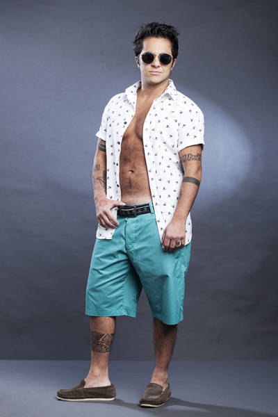 Thammy aparece com blusa aberta e peitoral peludo em capa de revista; veja Thammy aparece com blusa aberta e peitoral peludo em capa de revista; veja