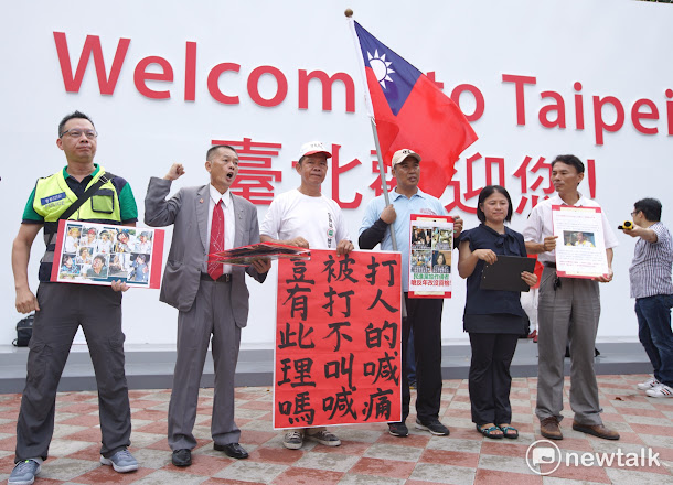 反年金改革團體召集人黃正忠(左二)等人今(21)日出面,強調他們絕對不是暴徒,他們沒有打警察,也沒有放置煙霧彈,煙霧彈是有人栽贓嫁禍。 反年金改革團體召集人黃正忠(左二)等人今(21)日出面,強調他們絕對不是暴徒,他們沒有打警察,也沒有放置煙霧彈,煙霧彈是有人栽贓嫁禍。