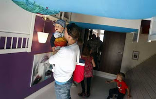 نقره لتكبير أو تصغير الصورة ونقرتين لعرض الصورة في صفحة مستقلة بحجمها الطبيعي