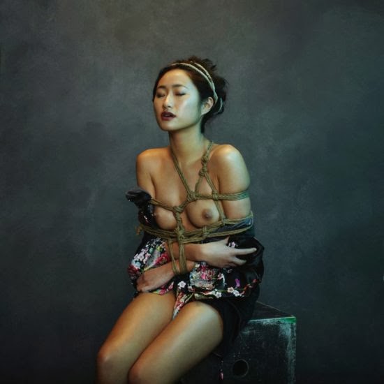 modelo Sheri Chiu fotografada por Nicolas Guérin para Wolf Magazine ensaio sensual bondage fetiche asiática