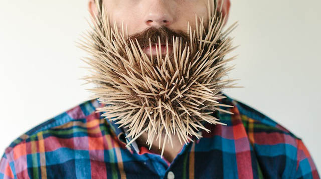 Hilarantes fotos de un hombre con objetos aleatorios en su barba