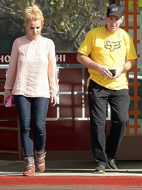Chatter Busy: Britney Spears And Her Dad Jamie Enjoy Sushi (PHOTOS)