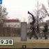 بالفيديو: معاق يدخل غينيس بالجري على يديه 100 متر  