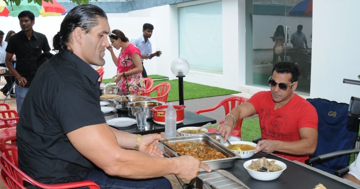 Wellcome To Home Of Sports The Great Khali With Salman Khan The great khali was a contestant on the fourth season of the show and went as far as the finale. http sports pixx blogspot com 2011 04 great khali with salman khan html