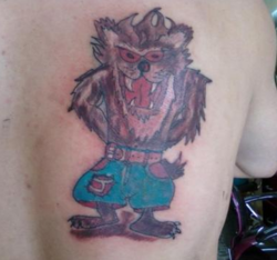 tatuaje del demonio de tasmania con jeans