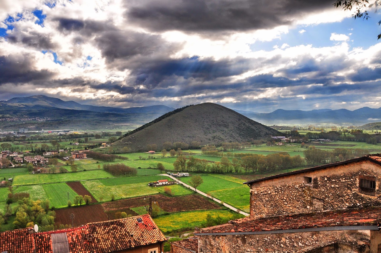Paesaggio teramano, rivista redatta da sergio scacchia: maggio 2014