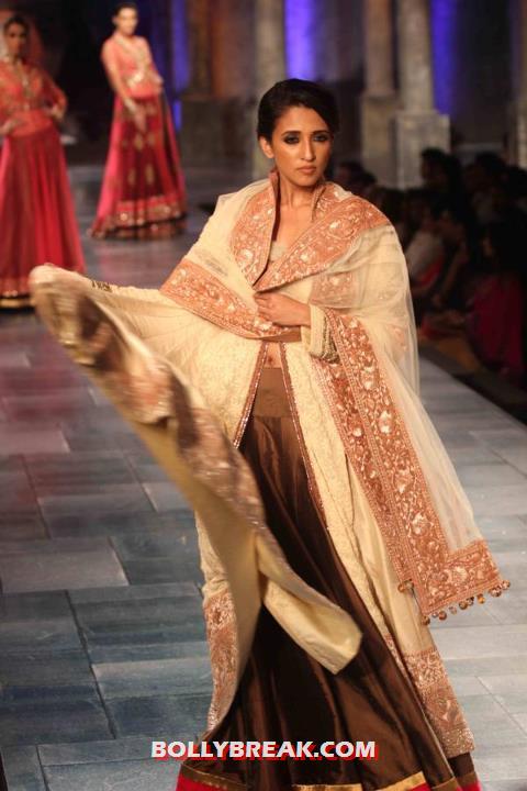 Model in Manish Malhotra Dress Walking the rap at Mijwan Fashion Show 2012 - (7) - Manish Malhotra Dresses - Mijwan Fashion Show 2012