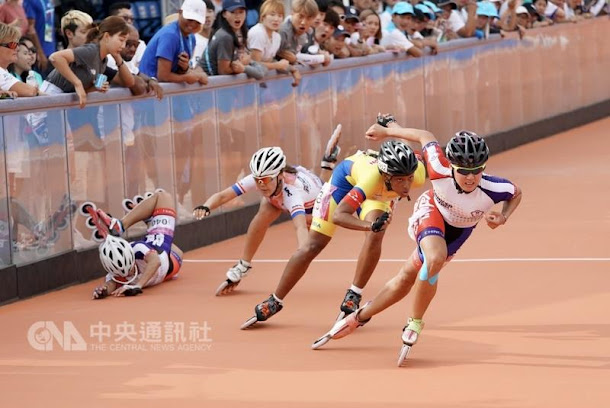 2017世大運滑輪溜冰女子500公尺爭先賽決賽,中華隊陳映竹(右)以43秒699再度摘金,為中華隊拿下滑輪溜冰項目的第6金,也是中華代表團在本屆世大運的第10金。左為楊合貞不慎跌倒最後摘銅。 2017世大運滑輪溜冰女子500公尺爭先賽決賽,中華隊陳映竹(右)以43秒699再度摘金,為中華隊拿下滑輪溜冰項目的第6金,也是中華代表團在本屆世大運的第10金。左為楊合貞不慎跌倒最後摘銅。