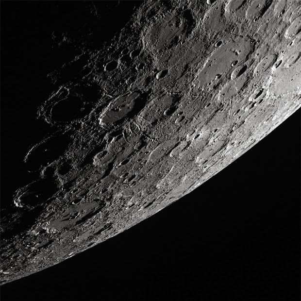 Mercury's horizon seen by MESSENGER spacecraft