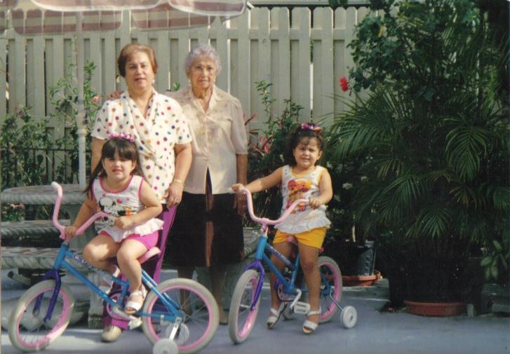 Esta Es Mi Abuela Reina Geada con Mi Abuela Maria Julia Vidal Con Darlene y Charlene Gonzalez, 1994