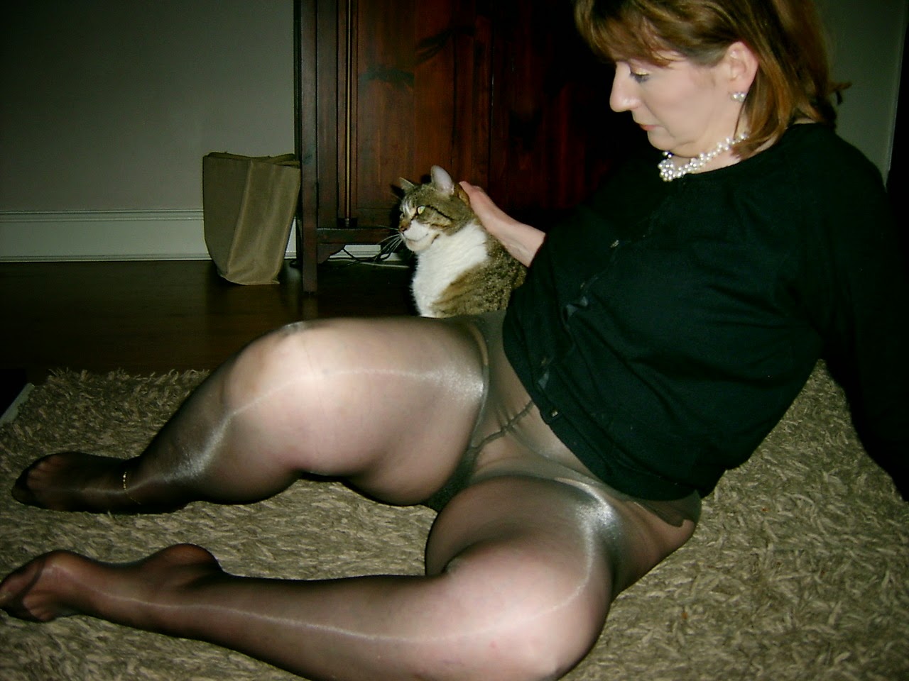 Milf in nylons wanting cock