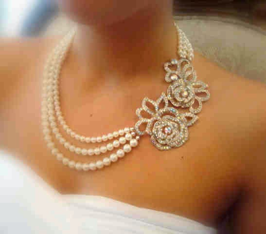 http://www.dahibhally.com/wp-content/uploads/2013/11/white-neklace-wedding-desainer-10-Best-Jewelry-Bridal-Necklace-for-Weddings.jpeg