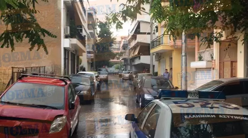 Θρίλερ στο Ίλιον: 18χρονος έπεσε από μπαλκόνι με καρφωμένο μαχαίρι στο λαιμό Θρίλερ στο Ίλιον: 18χρονος έπεσε από μπαλκόνι με καρφωμένο μαχαίρι στο λαιμό