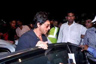 Shahrukh Khan snapped at airport to leaves for London 