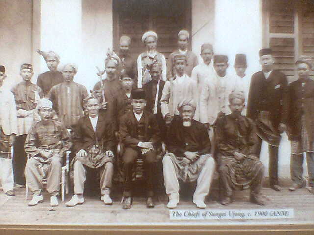 the chiefs of sungei ujung.c.1900(anm)