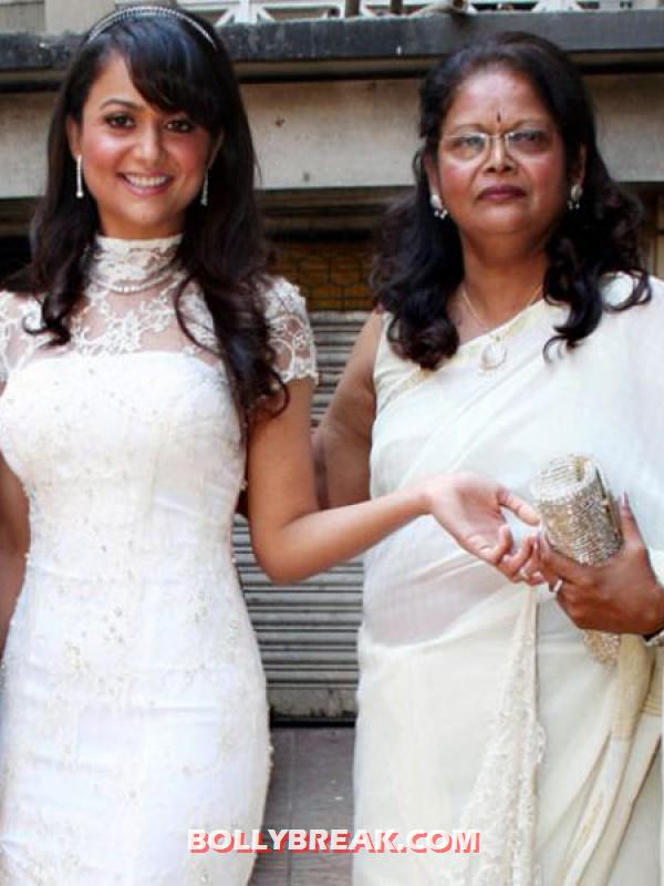 amrita arora with mom - (6) - Bollywood Starlets with Their moms and dads
