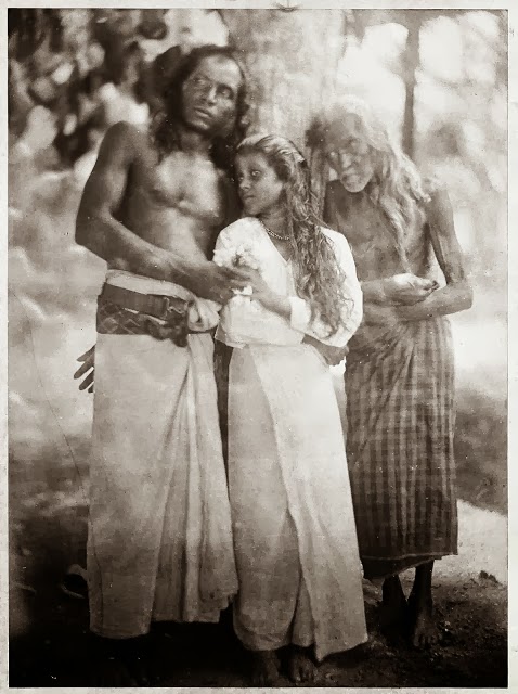 Ceylonese+Group+by+a+Tree+-+Ceylon+%2528