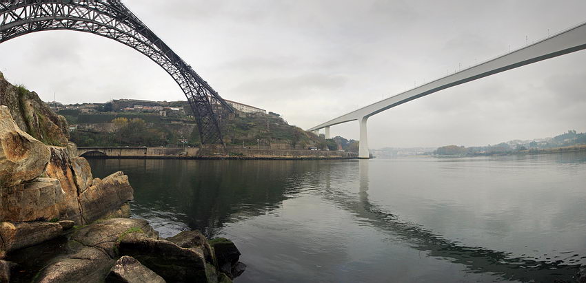 As duas pontes com uma convergência muito acentuada sobre a margem do Porto