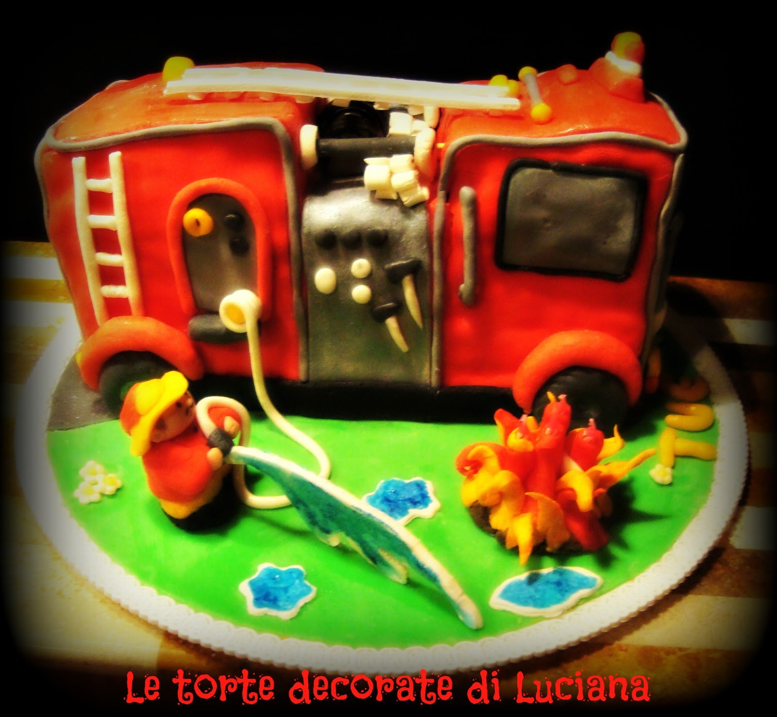 Supporto Cupcakes 3 Piani A Forma Di Camion Dei Pompieri - Ideale Per Feste A Tema