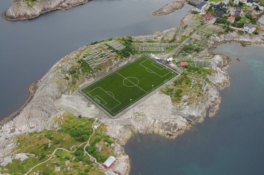 (VIDEO)Is this the world's most awesome football stadium? Henningsvær