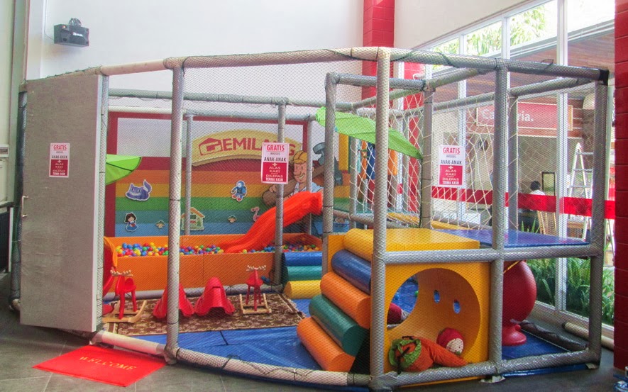Produk Indoor: PLAYGROUND MANDI BOLA DI RUANG SUDUT