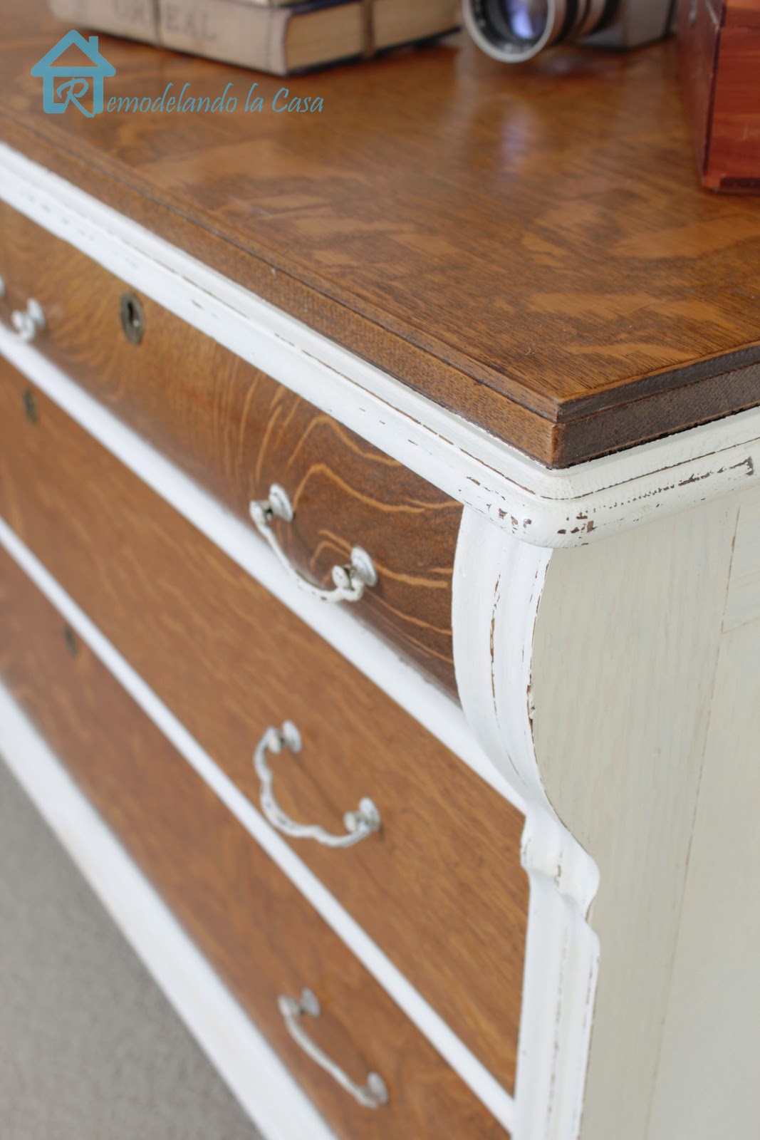 Quick Paint Update to a Dresser Remodelando la Casa