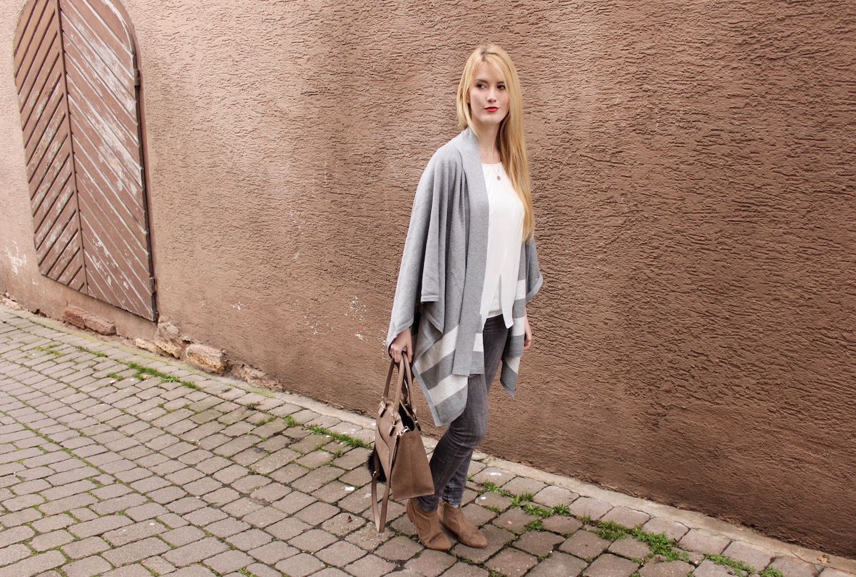 Fashion Look Outfit of the Day Cape grau weiß TheBlondeLion Pom Pom Tasche Fashion Look Outfit of the Day Cape grau weiß TheBlondeLion Pom Pom Tasche