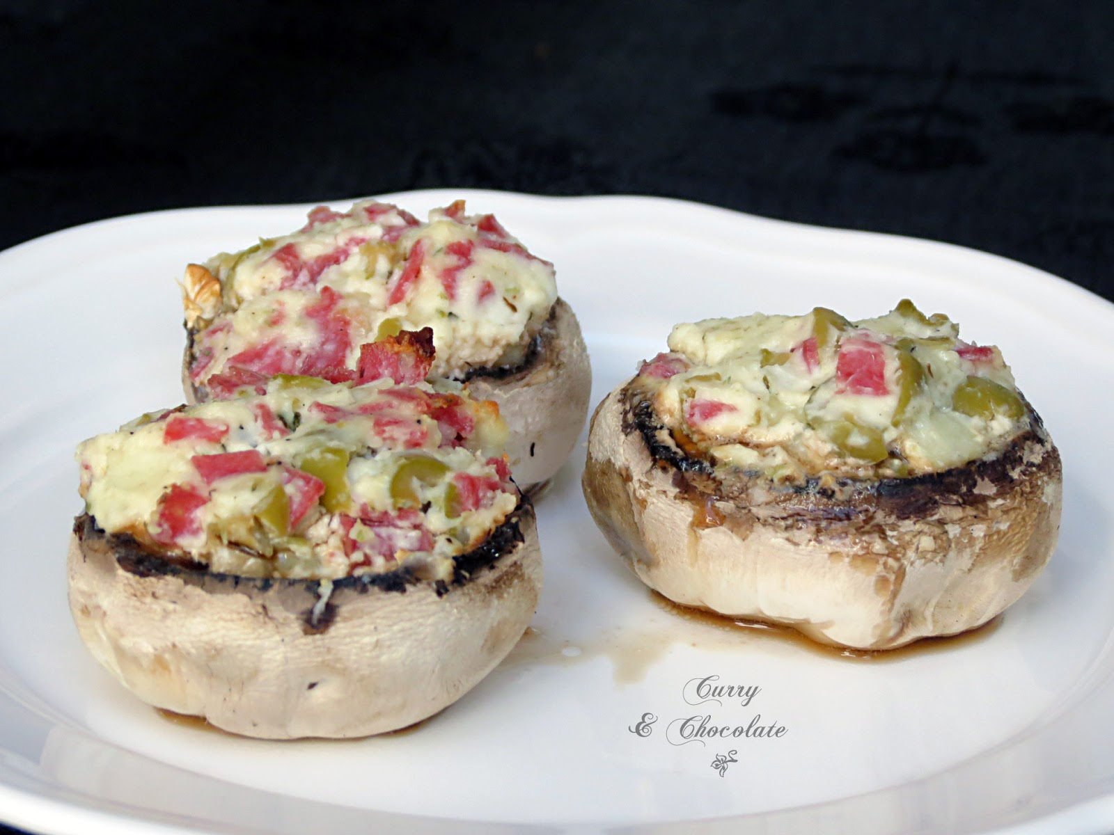 Champiñones rellenos de queso y salchichón de pavo – Stuffed mushrooms with cheese and pepperoni Champiñones rellenos de queso y salchichón de pavo – Stuffed mushrooms with cheese and pepperoni