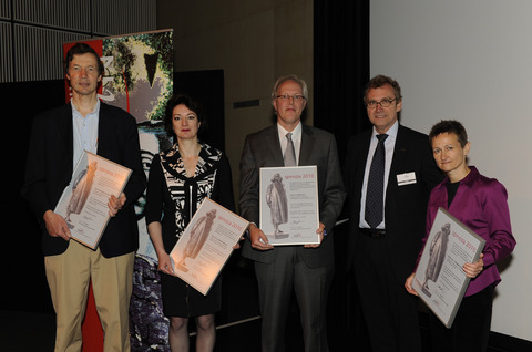 V.l.n.r. Spinozawinnaars Marijn Franx, Naomi Ellemers, Piet Gros, NWO-bestuursvoorzitter Jos Engelen, Ineke Sluiter