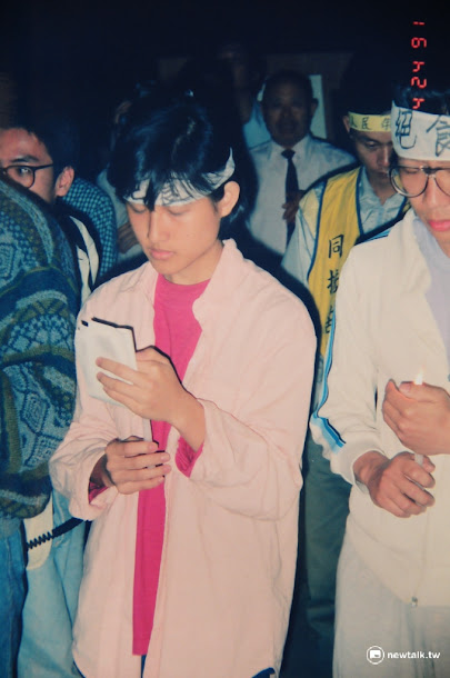 作為當年事件紀錄者的邱萬興表示,1987年5月11日台灣大學的「自由之愛」學運,是台灣第一件大規模學生抗議運動。前排布條511第個1對上去那位,就是桃園市長鄭文燦。 作為當年事件紀錄者的邱萬興表示,1987年5月11日台灣大學的「自由之愛」學運,是台灣第一件大規模學生抗議運動。前排布條511第個1對上去那位,就是桃園市長鄭文燦。