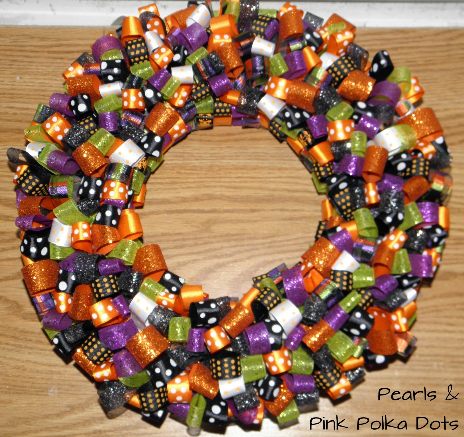 http://3.bp.blogspot.com/-M-WHoz39rq8/Tov42D--KrI/AAAAAAAAAsA/wRzL5QFjfFo/s1600/Halloween+Ribbon+Wreath.jpg