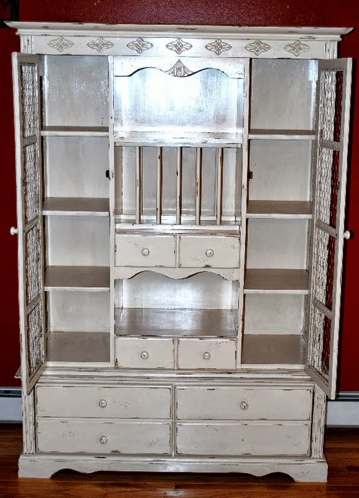 Mama's Crafts Hutch Redo...