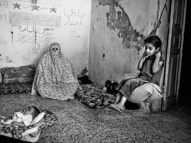 Rania de 9 anos à direita, brinca no balanço na casa de parentes no leste da cidade de Amã, capital da Jordânia onde muitos refugiados Sírios alugaram casas. Como muitos, seu pai e todos os homens da família ficaram na Síria. Rania de 9 anos à direita, brinca no balanço na casa de parentes no leste da cidade de Amã, capital da Jordânia onde muitos refugiados Sírios alugaram casas. Como muitos, seu pai e todos os homens da família ficaram na Síria.