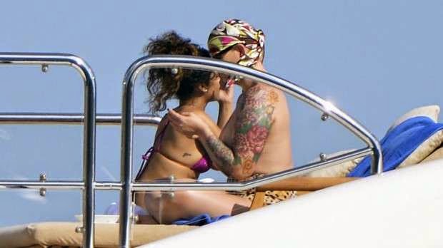 NOTI-URBANA - Rihanna se besa con otra mujer en topless durante vacaciones