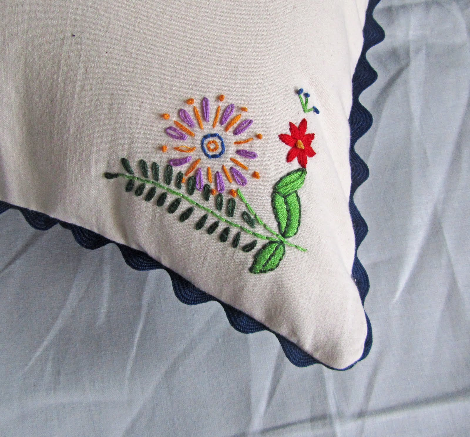 insanely crafty Repurposed embroidered pillow