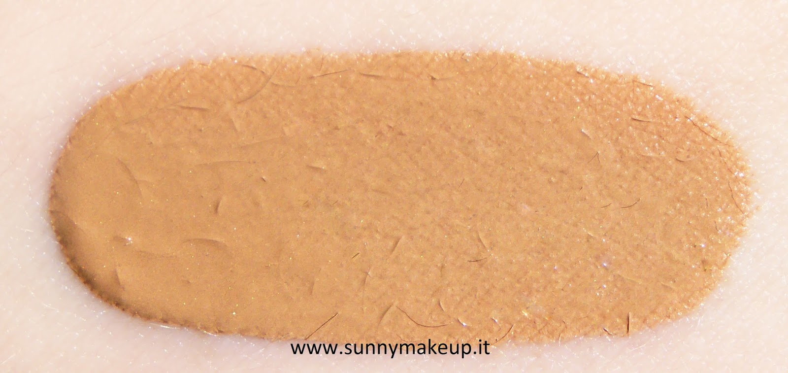 Swatch Pupa - Like A Doll Golden Infusion. Fondotinta Fluido nella colorazione 001. Swatch Pupa - Like A Doll Golden Infusion. Fondotinta Fluido nella colorazione 001.