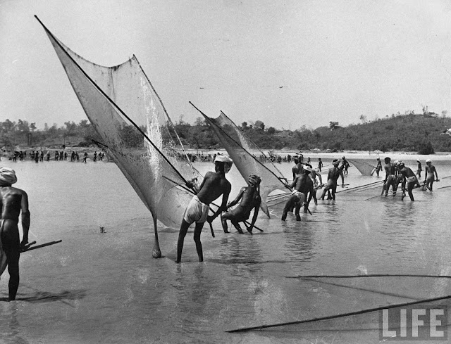 Barakar+River+fishermen+at+the+Maithon+Dam+and+Power+Station+-+Jharkhand+June+1952