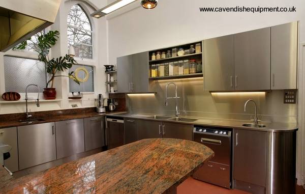 Arquitectura de Casas: Cocina completa en acero inoxidable.
