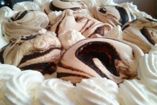 עוגת ספוג מקושטת בנשיקות מרנג