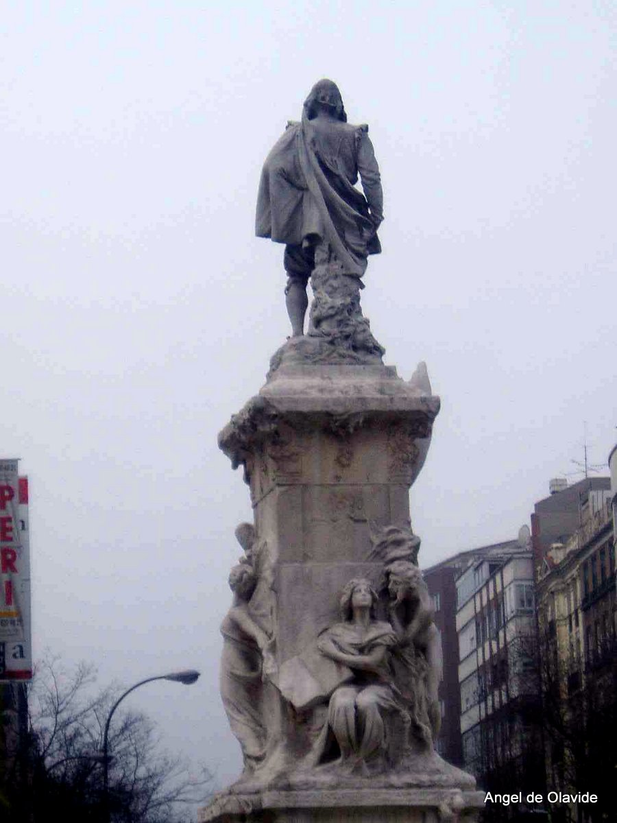 La Plaza de Olavide La estatua de Quevedo en su glorieta