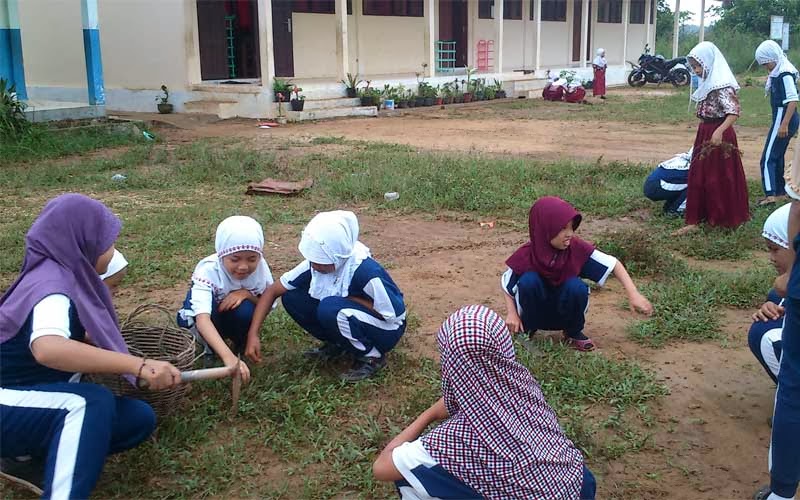 Membersihkan Lingkungan Sekolah Menjelang Libur Semester | SDN LIANG