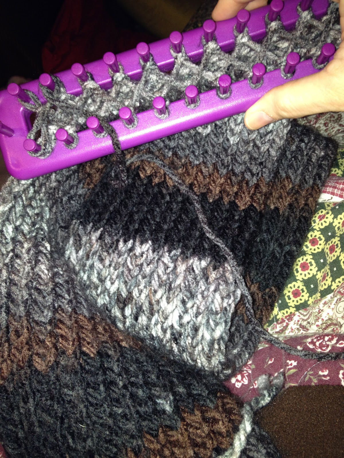 Crochet-ing Away: Working with the loom / Trabajando con la tabla