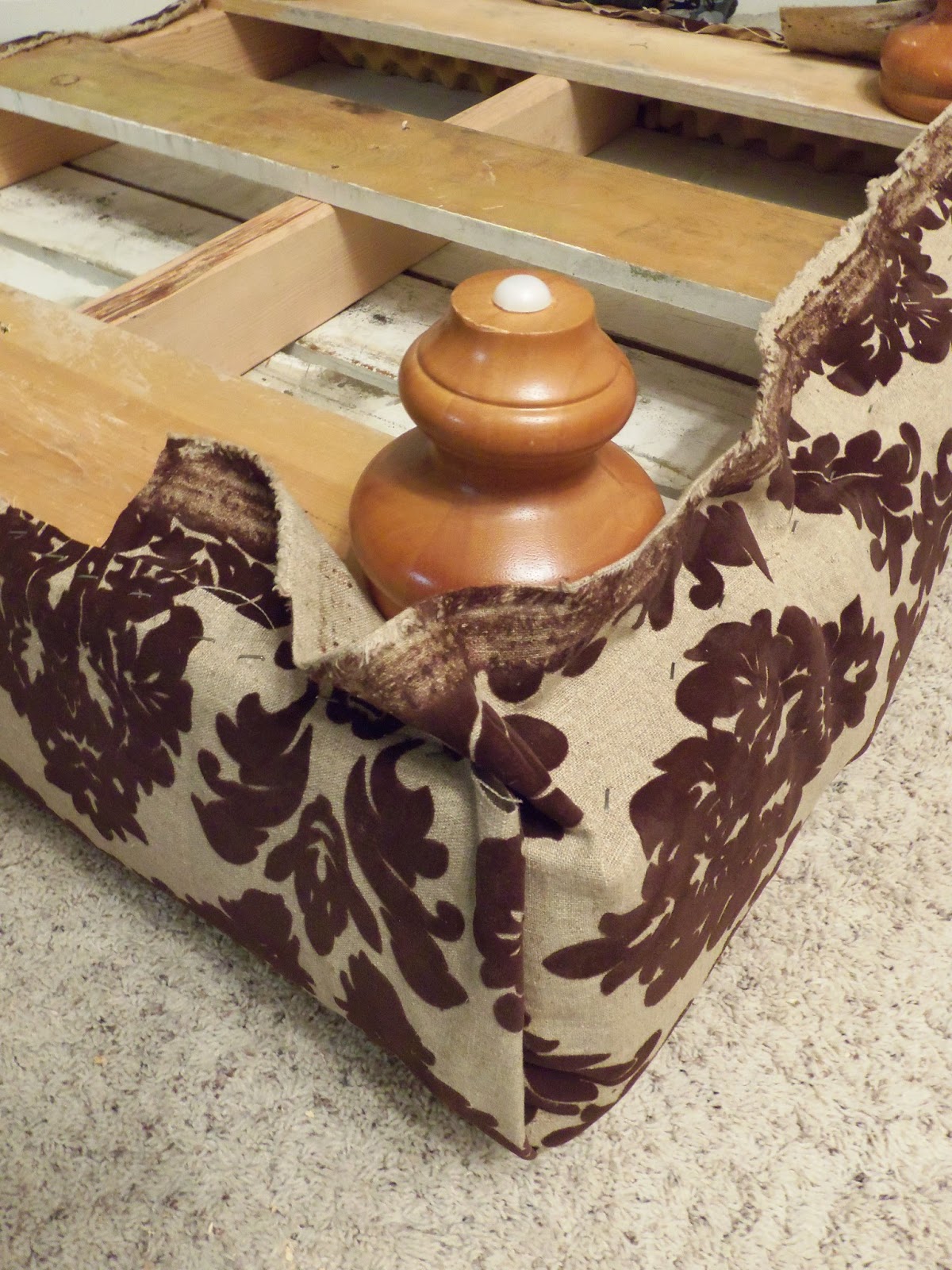 Tweetle Dee Design Co. Recycled Pallet Ottoman Project